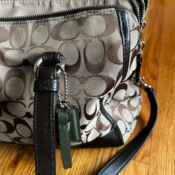 Coach Park Signature Brown and Beige Jacquard pattern, 3 zippered bag. - Picture 6 of 11